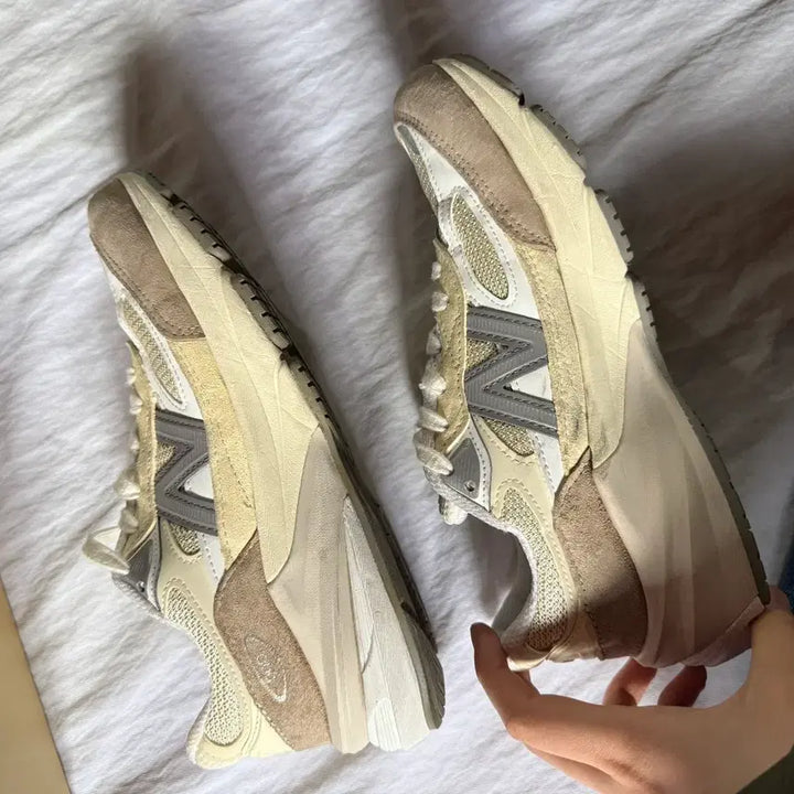 [BUNJANG] New Balance 990 V6 Ivory Sneakers / 뉴발란스 990 V6 240