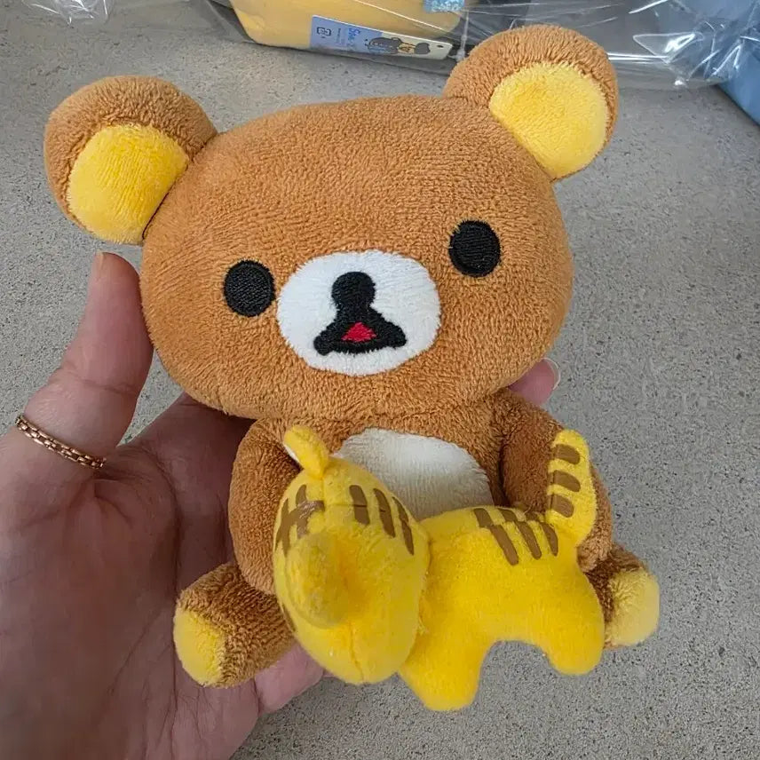 [BUNJANG] Rilakkuma Sitting Tiger Hugging Rilakkuma Plush / 앉아있는 호랑이 안고 있는 리락쿠마