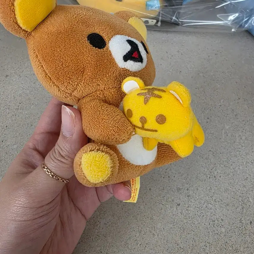 [BUNJANG] Rilakkuma Sitting Tiger Hugging Rilakkuma Plush / 앉아있는 호랑이 안고 있는 리락쿠마