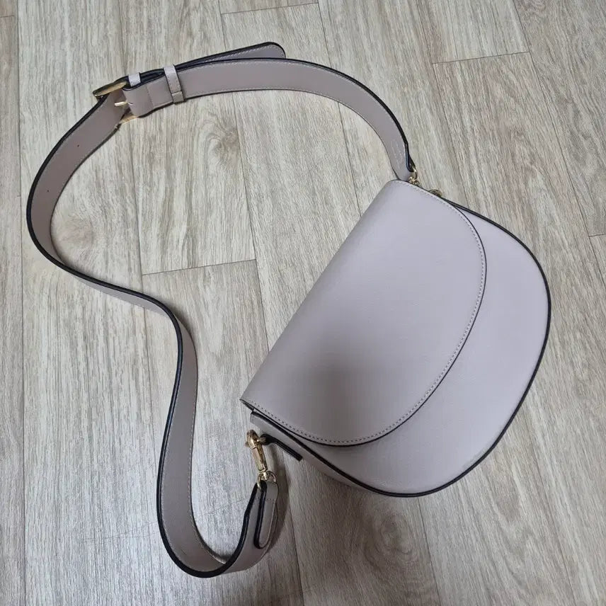[BUNJANG] Light Pink Half Moon Crossbody Bag / 연분홍 반달 여성용 크로스백 택포로 팝니다!