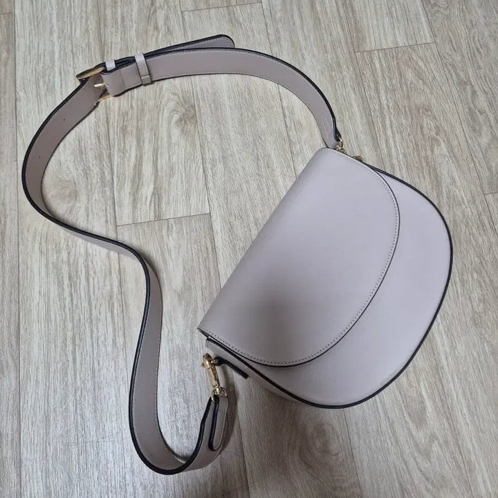 [BUNJANG] Light Pink Half Moon Crossbody Bag / 연분홍 반달 여성용 크로스백 택포로 팝니다!