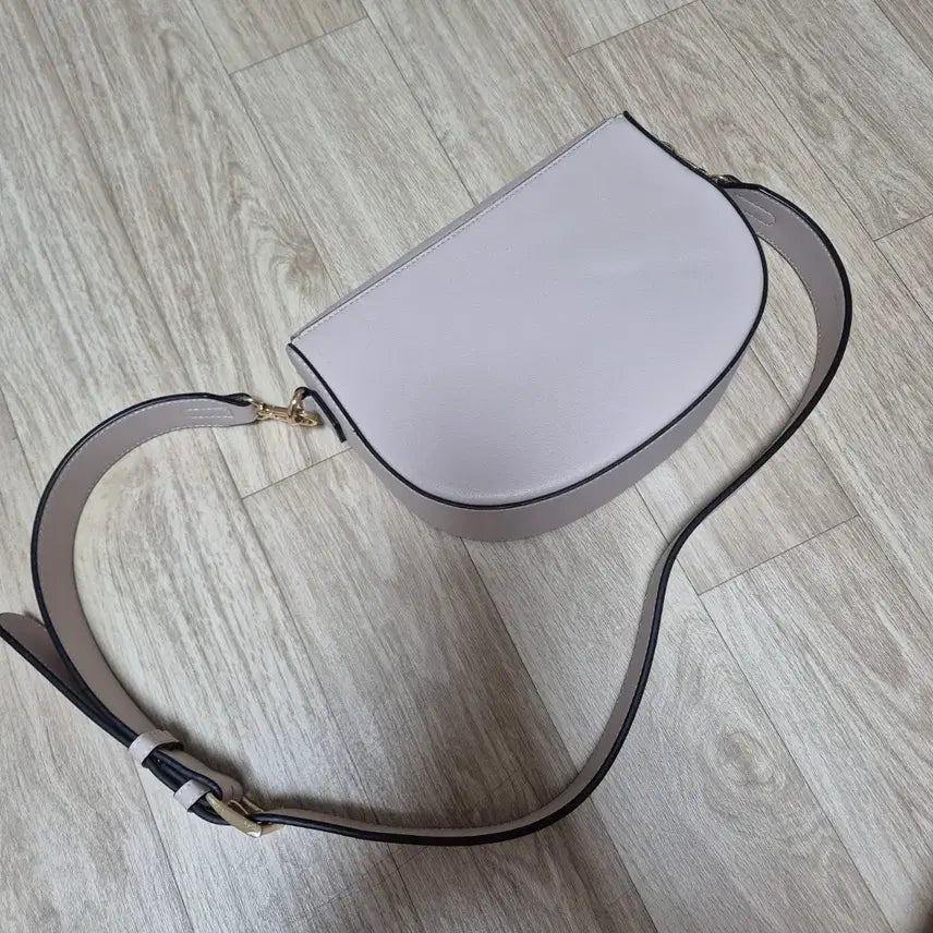 [BUNJANG] Light Pink Half Moon Crossbody Bag / 연분홍 반달 여성용 크로스백 택포로 팝니다!