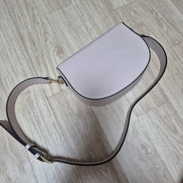 [BUNJANG] Light Pink Half Moon Crossbody Bag / 연분홍 반달 여성용 크로스백 택포로 팝니다!