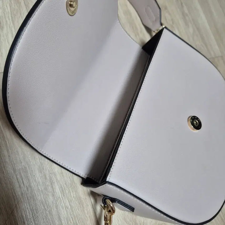 [BUNJANG] Light Pink Half Moon Crossbody Bag / 연분홍 반달 여성용 크로스백 택포로 팝니다!