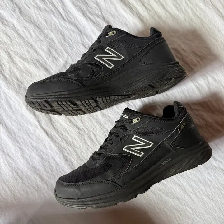 [BUNJANG] New Balance 880 Gore-Tex Walking Shoes / 뉴발란스 880 고어텍스 트래킹화