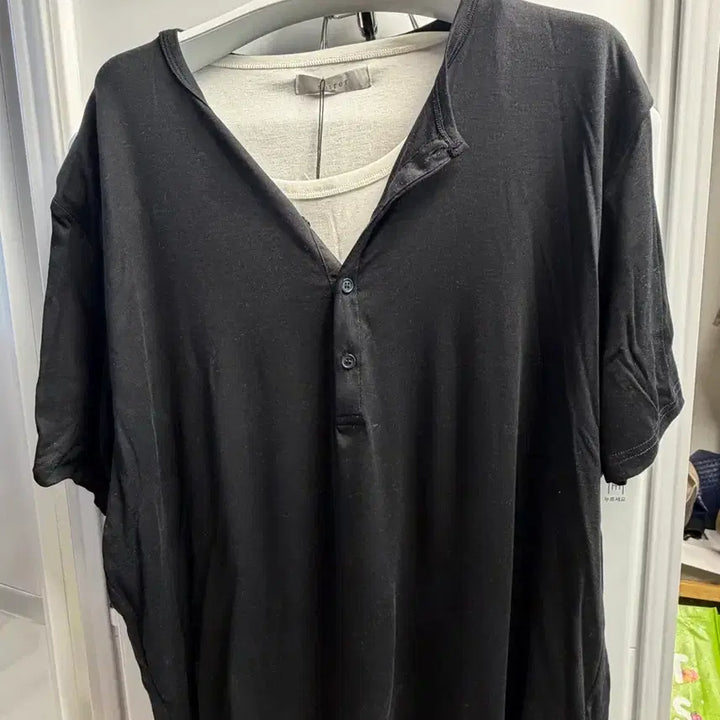 [BUNJANG] Noir Layered Henley Half Sleeve T-Shirt (Black Ivory) / 레이어드 헨리넥 하프 슬리브 티셔츠 (블랙아이보리)