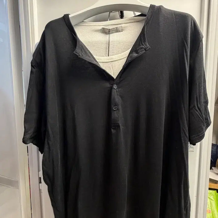 [BUNJANG] Noir Layered Henley Half Sleeve T-Shirt (Black Ivory) / 레이어드 헨리넥 하프 슬리브 티셔츠 (블랙아이보리)
