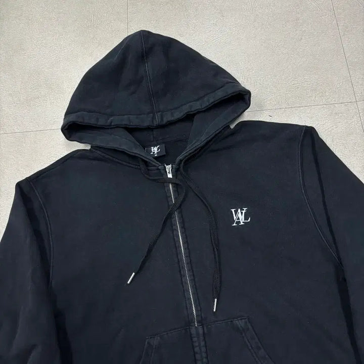 [BUNJANG] Wooalong Small Logo Black Hoodie Zip-Up / 우알롱 스몰로고 블랙 후드집업