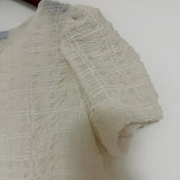 [BUNJANG] DENALI Ivory Puff Blouse / DENALI 아이보리 퍼프 블라우스