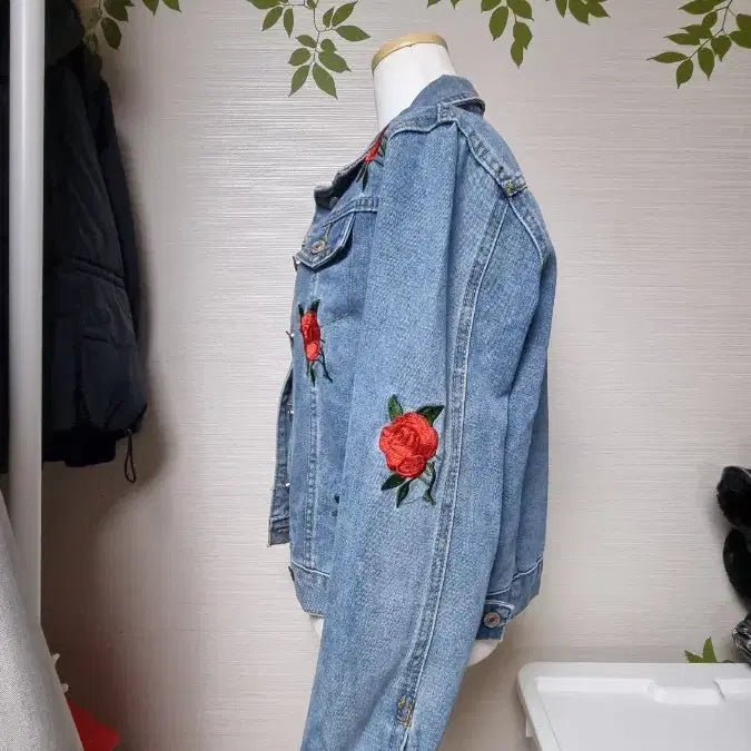 [BUNJANG] Rose Embroidery Denim Short Jacket / 장미꽃 자수 데님 숏 청자켓 55