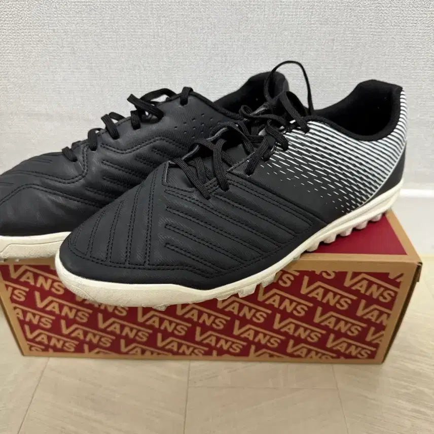 [BUNJANG] Decathlon Soccer Cleats Size 285 / 데카트론 축구화 285