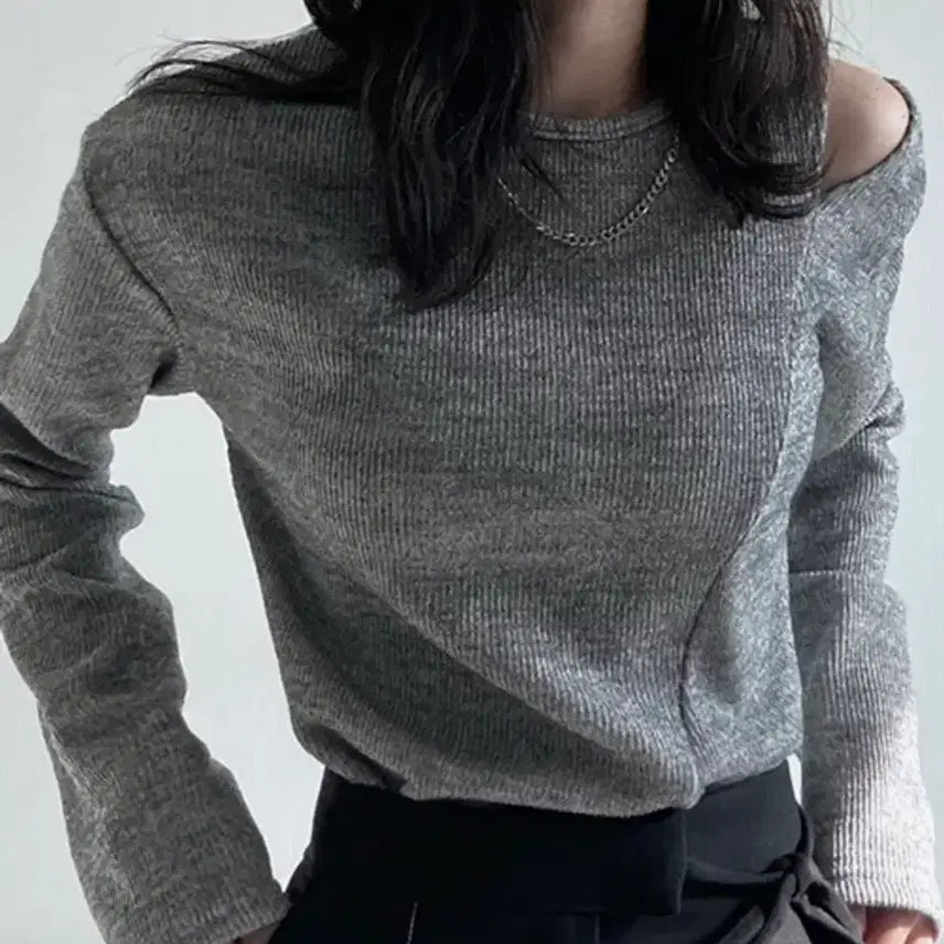 [BUNJANG] Moonbroach Asymmetric Shoulder Cut-out Diagonal Slit Long Sleeve Knit T-shirt / 문브로치 언발란스 어깨 트임 사선 절개 긴팔 니트 티셔츠