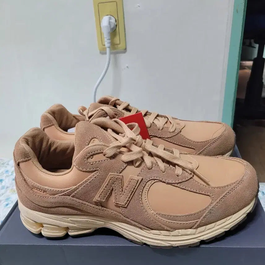 [BUNJANG] New Balance 2002R Brown Sneakers / 뉴발란스 2002R 브라운 240,245 새상품
