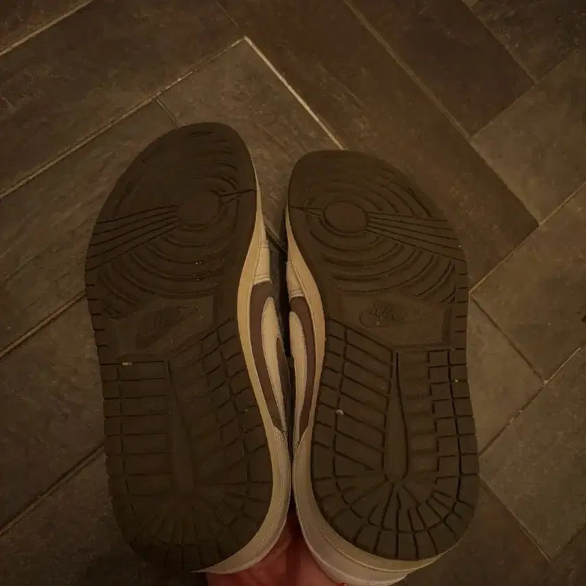[BUNJANG] Nike Air Jordan 1 Travis Scott Reverse Mocha Sneakers / 나이키 조던1 트래비스 스캇 리버스 모카 260