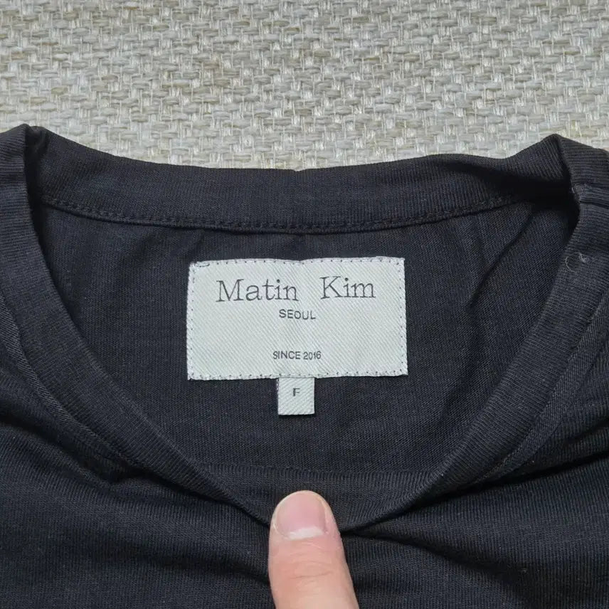 [BUNJANG] Martin Kim Logo Cropped Short Sleeve T-Shirt / Martin Kim 마뗑킴 로고 크롭 반팔 티셔츠