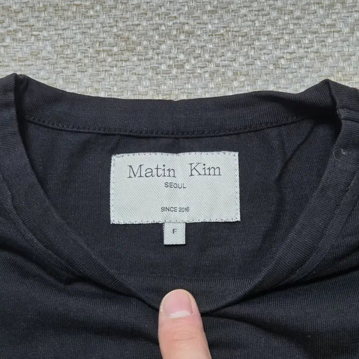 [BUNJANG] Martin Kim Logo Cropped Short Sleeve T-Shirt / Martin Kim 마뗑킴 로고 크롭 반팔 티셔츠