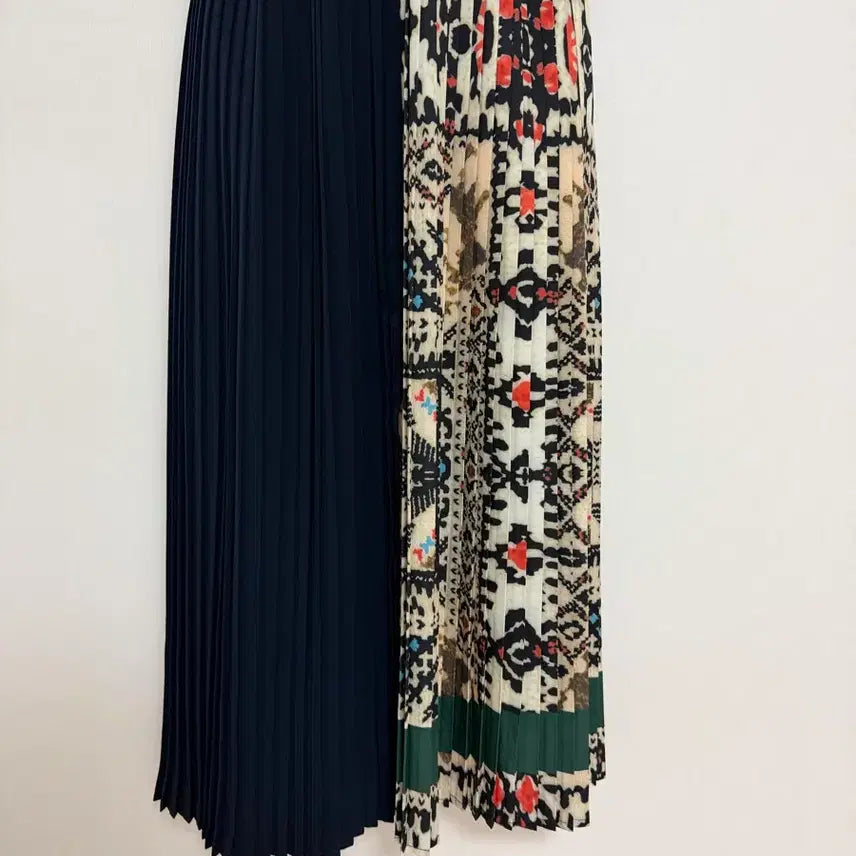 [BUNJANG] Two-Tone Color Block Midi Dress with Pleated Hem / 투톤배색.밑단주름스커트포인트원피스 <새옷컨디션