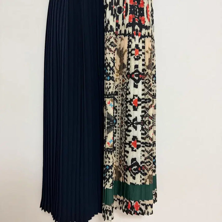 [BUNJANG] Two-Tone Color Block Midi Dress with Pleated Hem / 투톤배색.밑단주름스커트포인트원피스 <새옷컨디션