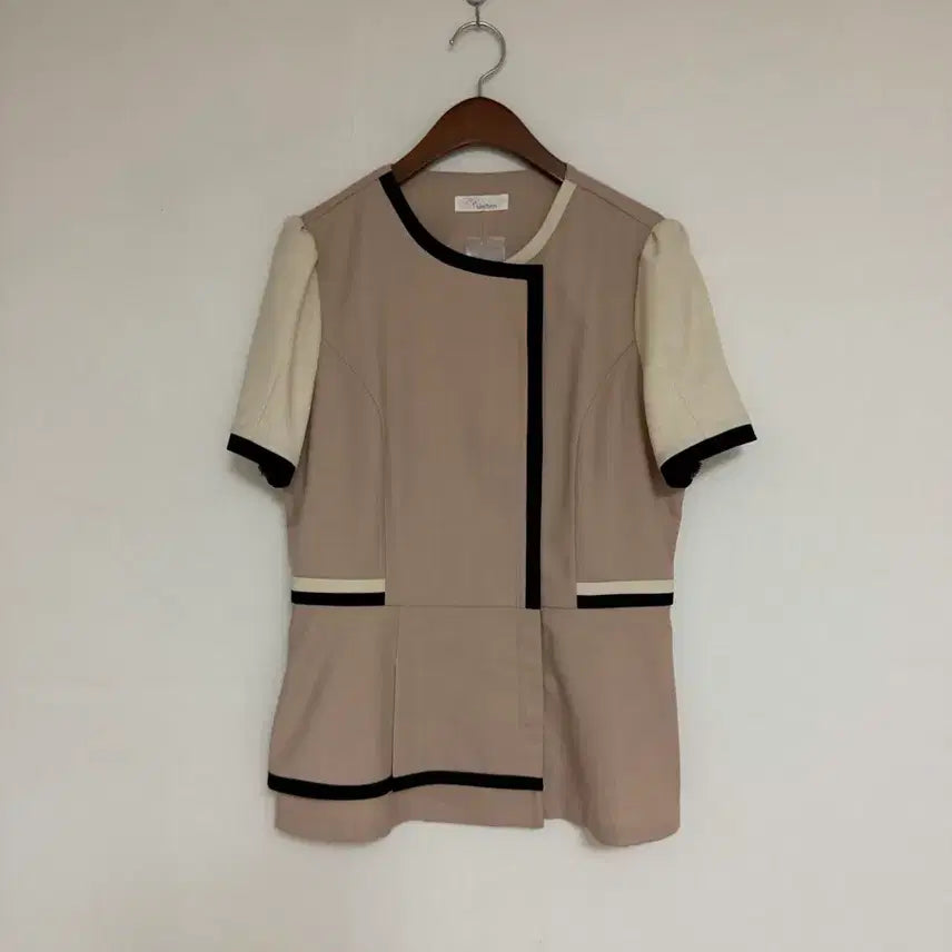[BUNJANG] Beige Contrast Short Sleeve Blouse / 유니폼 반팔 블라우스 베이지 배색