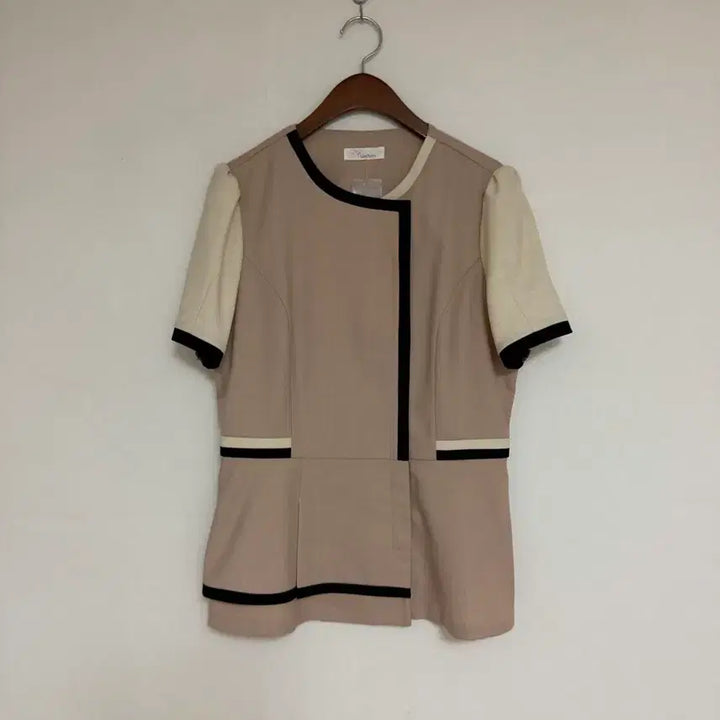 [BUNJANG] Beige Contrast Short Sleeve Blouse / 유니폼 반팔 블라우스 베이지 배색