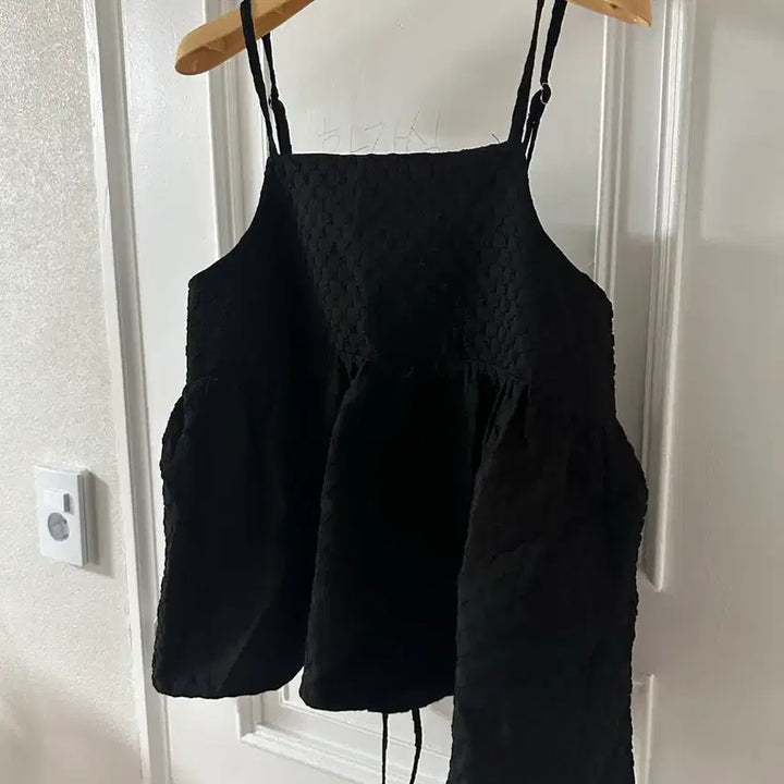 [BUNJANG] General Idea Embossed Sleeveless Blouse Black / 제네럴아이디어 엠보 슬리브리스 블라우스 블랙 F