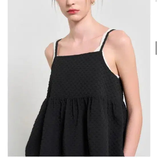 [BUNJANG] General Idea Embossed Sleeveless Blouse Black / 제네럴아이디어 엠보 슬리브리스 블라우스 블랙 F
