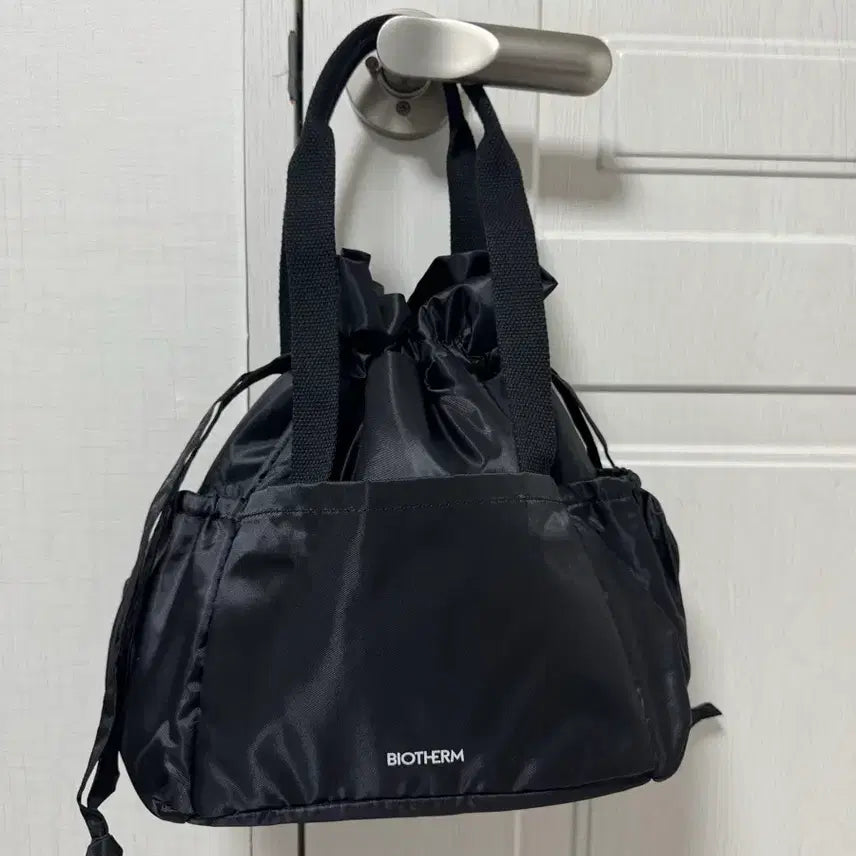 [BUNJANG] Biotherm Black Shoulder Bag Travel Bag / 비오템 블랙 숄더백 여행용 가방