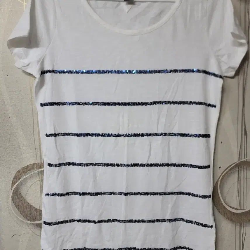[BUNJANG] Tommy Hilfiger White Sequin Stripe Short Sleeve T-Shirt / 타미힐피거 화이트 스팽글 스트라이프 반팔티80~85