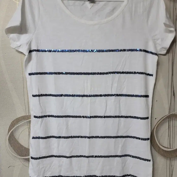 [BUNJANG] Tommy Hilfiger White Sequin Stripe Short Sleeve T-Shirt / 타미힐피거 화이트 스팽글 스트라이프 반팔티80~85