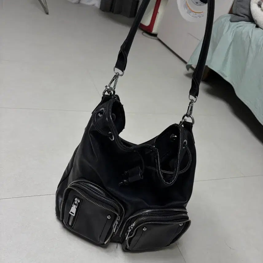 [BUNJANG] Black Shoulder Bag with Multiple Storage Compartments / 수납 많은 가방