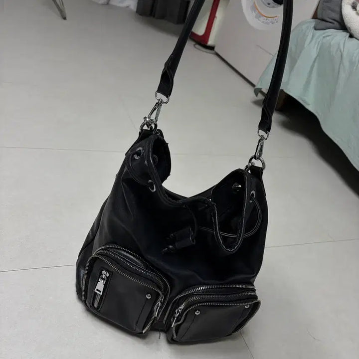 [BUNJANG] Black Shoulder Bag with Multiple Storage Compartments / 수납 많은 가방