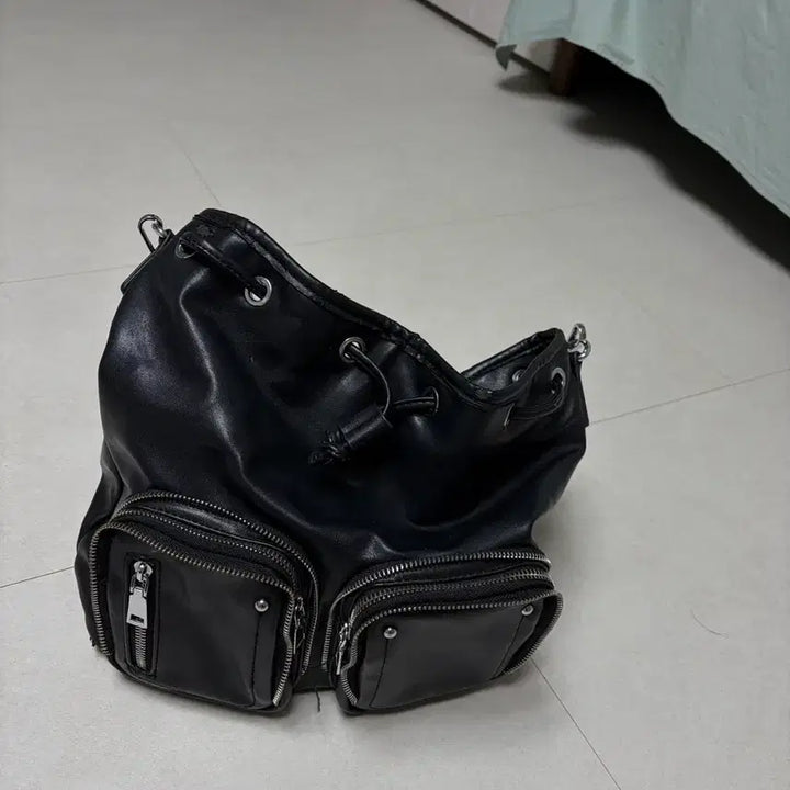 [BUNJANG] Black Shoulder Bag with Multiple Storage Compartments / 수납 많은 가방