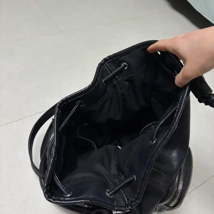 [BUNJANG] Black Shoulder Bag with Multiple Storage Compartments / 수납 많은 가방