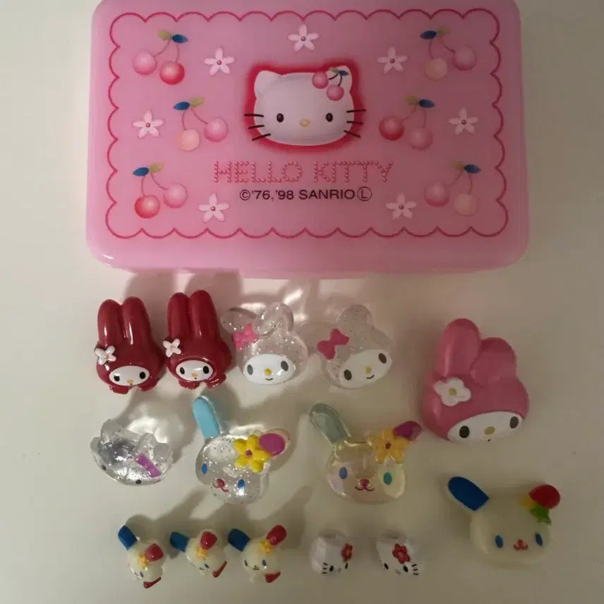 [BUNJANG] Vintage Cherry Kitty Pill Case + Vintage Character Buttons Bundle / 고전 체리 키티 약통+고전 캐릭터 단추 일괄