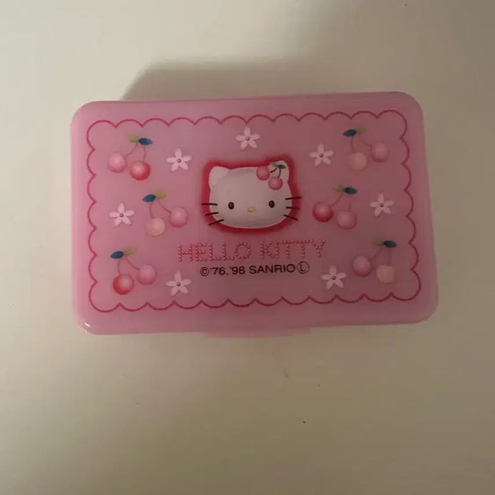 [BUNJANG] Vintage Cherry Kitty Pill Case + Vintage Character Buttons Bundle / 고전 체리 키티 약통+고전 캐릭터 단추 일괄
