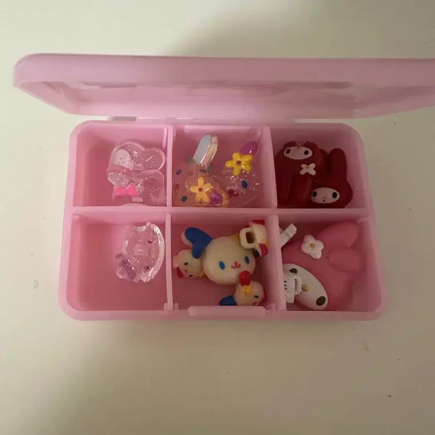 [BUNJANG] Vintage Cherry Kitty Pill Case + Vintage Character Buttons Bundle / 고전 체리 키티 약통+고전 캐릭터 단추 일괄