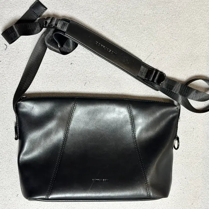 [BUNJANG] Dope Jasson Cowhide Small Crossbody Bag / 도프제이슨 카우하이드 스몰 크로스백