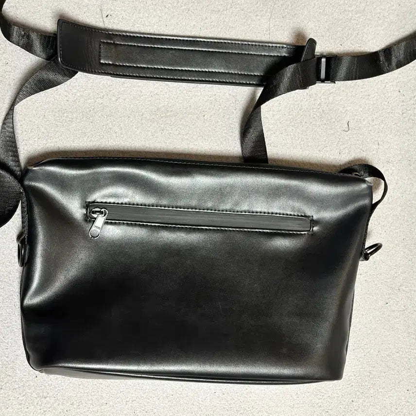 [BUNJANG] Dope Jasson Cowhide Small Crossbody Bag / 도프제이슨 카우하이드 스몰 크로스백