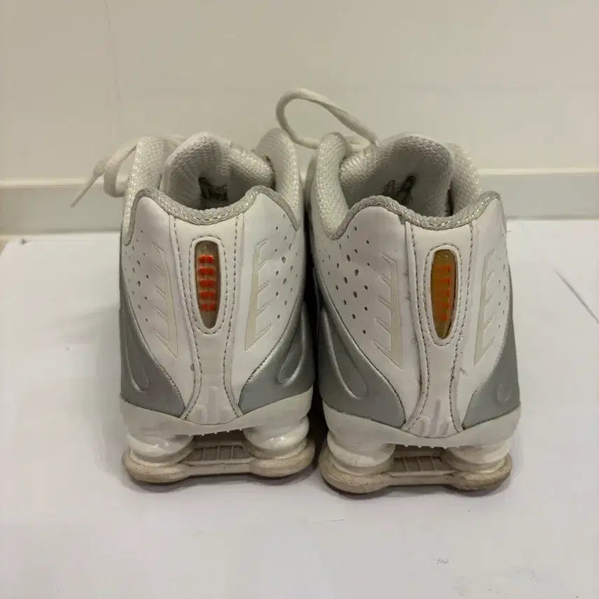 [BUNJANG] Nike Shox R4 White Metallic Silver (245mm) / [w245] 나이키 샥스 R4 화이트 메탈릭 실버