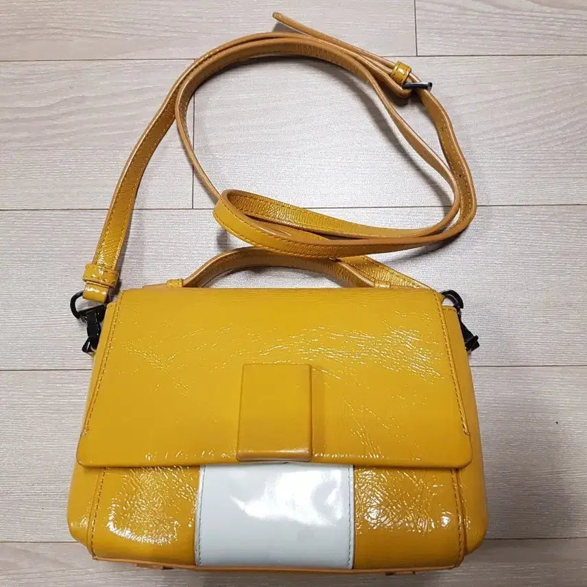 [BUNJANG] Couronne x Lucky Chouette Collaboration Leather Crossbody Bag / 쿠론 럭키슈에뜨 콜라보 가죽 크로스백