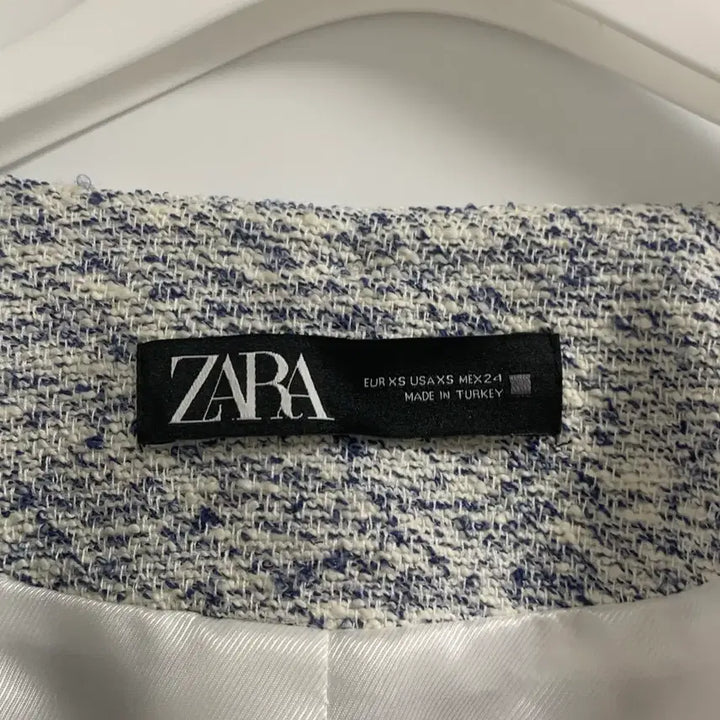 [BUNJANG] Zara Tweed Gold Button Cropped Jacket / 자라 트위드 금장 버튼 자켓