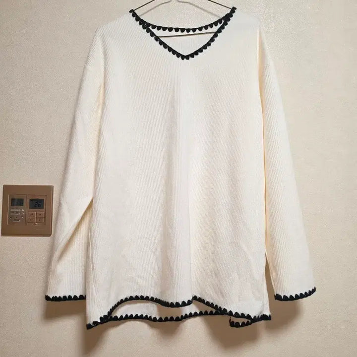 [BUNJANG] Ivory V-Neck Knit Sweater Long Sleeve / 아이보리 V넥 니트 스웨터 긴팔 146번