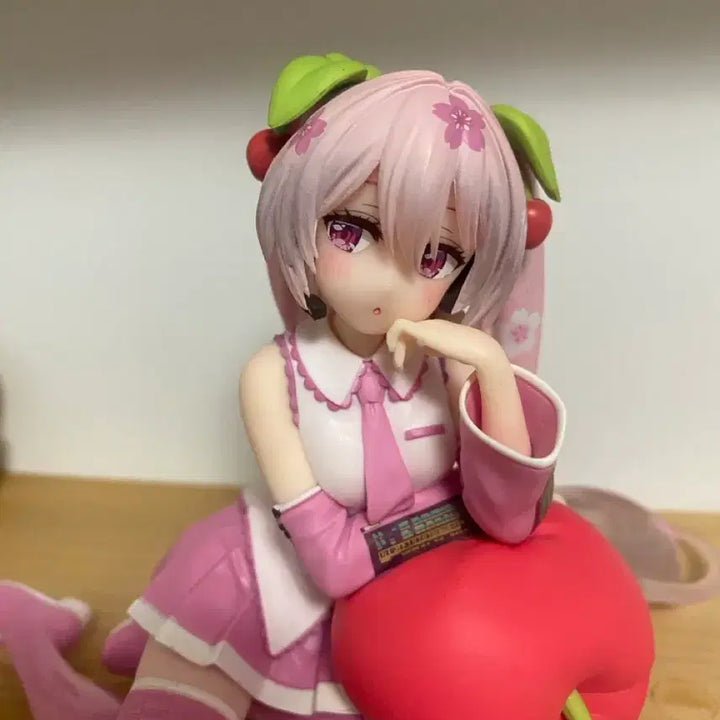 [BUNJANG] Hatsune Miku Sakura Desktop Cherry Cushion Figure / 하츠네 미쿠 사쿠라 데스크탑 체리쿠션 피규어 판매합니다.
