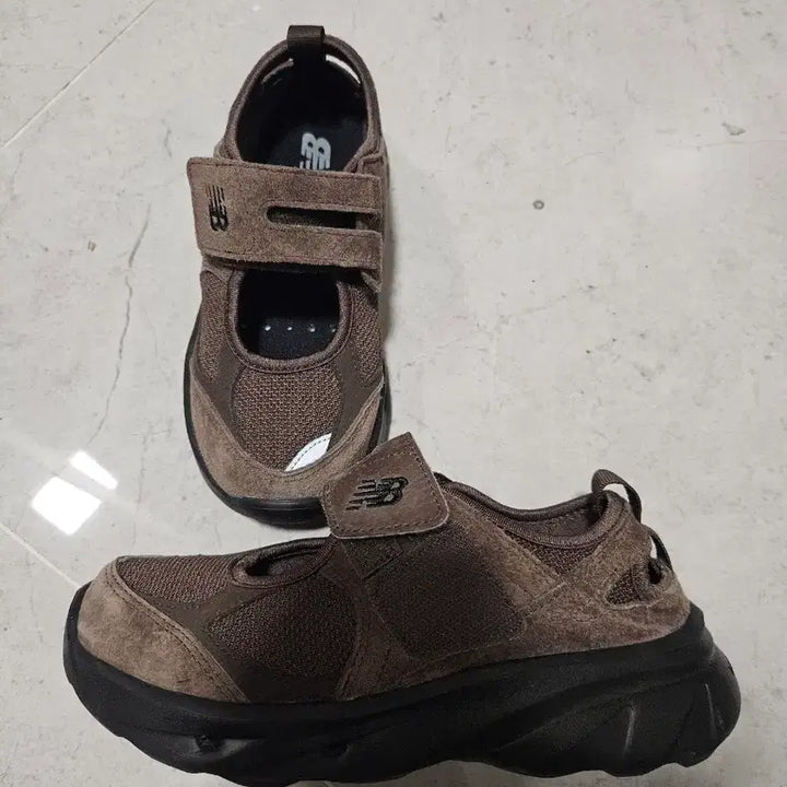 [BUNJANG] New Balance Breeze Mary Jane Suede Sandals Brown / 뉴발란스 브리즈 메리제인 220