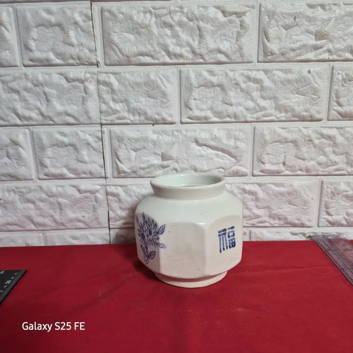 [BUNJANG] Joseon Dynasty White Porcelain Chrysanthemum Octagonal Vase / 백자 국화문 팔각호