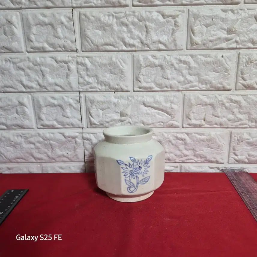 [BUNJANG] Joseon Dynasty White Porcelain Chrysanthemum Octagonal Vase / 백자 국화문 팔각호