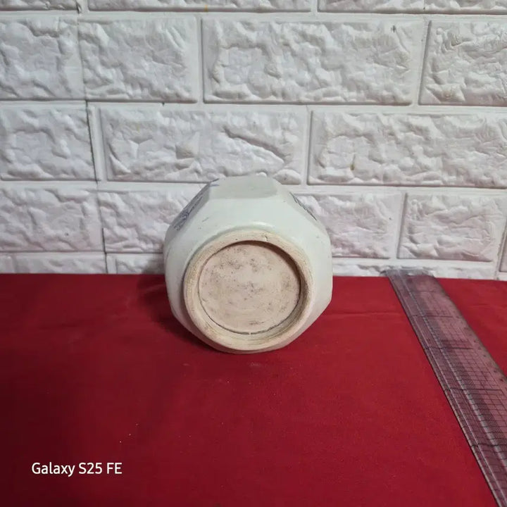 [BUNJANG] Joseon Dynasty White Porcelain Chrysanthemum Octagonal Vase / 백자 국화문 팔각호