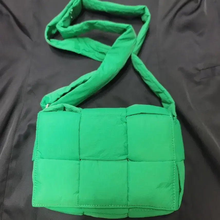 [BUNJANG] Green Quilted Padded Crossbody Bag / 그린 컬러 퀼팅 패딩 가방 크로스백