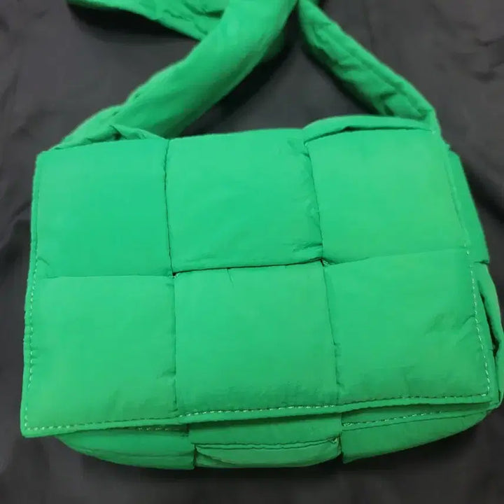 [BUNJANG] Green Quilted Padded Crossbody Bag / 그린 컬러 퀼팅 패딩 가방 크로스백