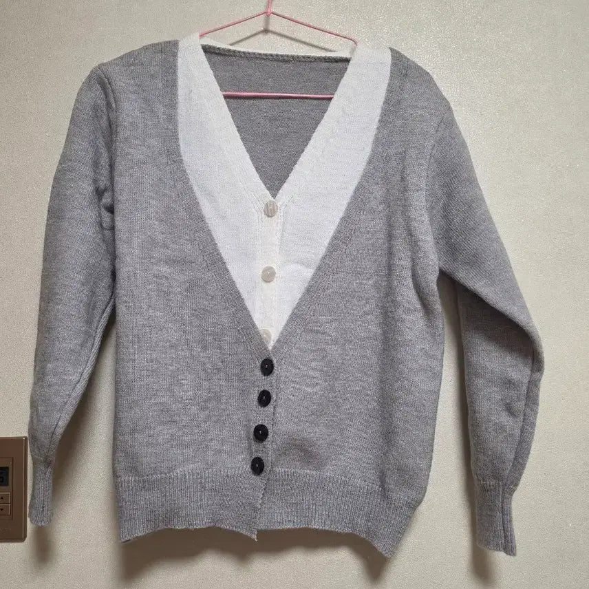 [BUNJANG] Gray/White Color Block V-Neck Knit Cardigan / 그레이/화이트 배색 브이넥 니트 가디건 6번